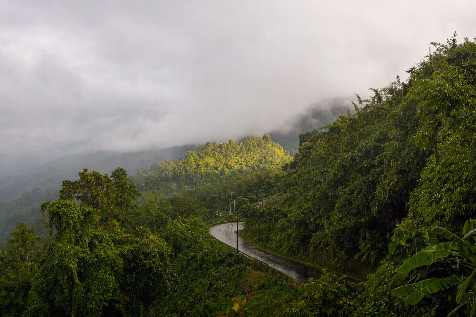 বর্ষার মেঘে ঢাকা খাগড়াছড়ির পাহাড়